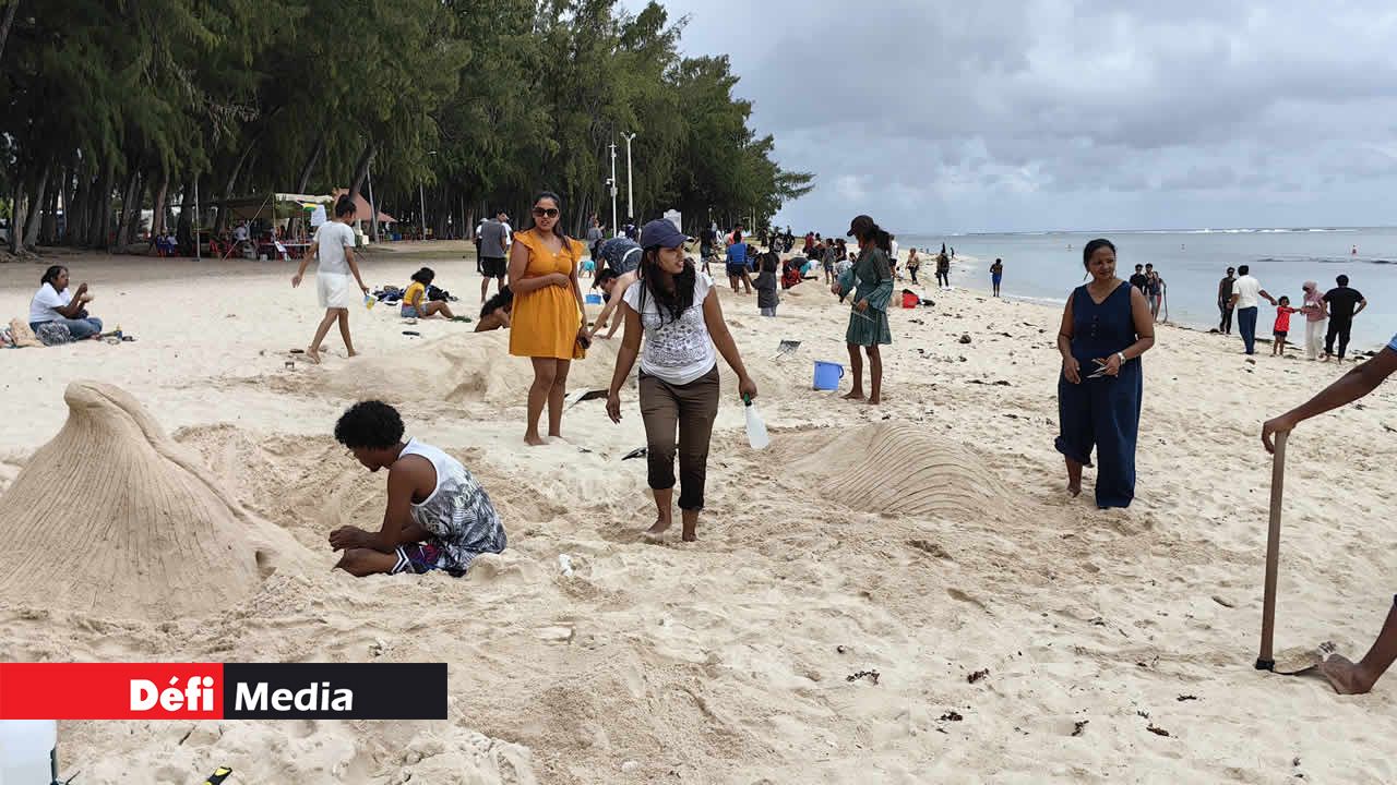 La Plage de Flic-en-Flac, converti en studio à ciel ouvert.