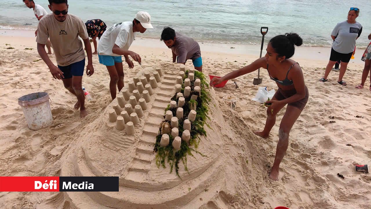 Cette sculpture divisée en deux parties distinctes représente le cerveau humain.