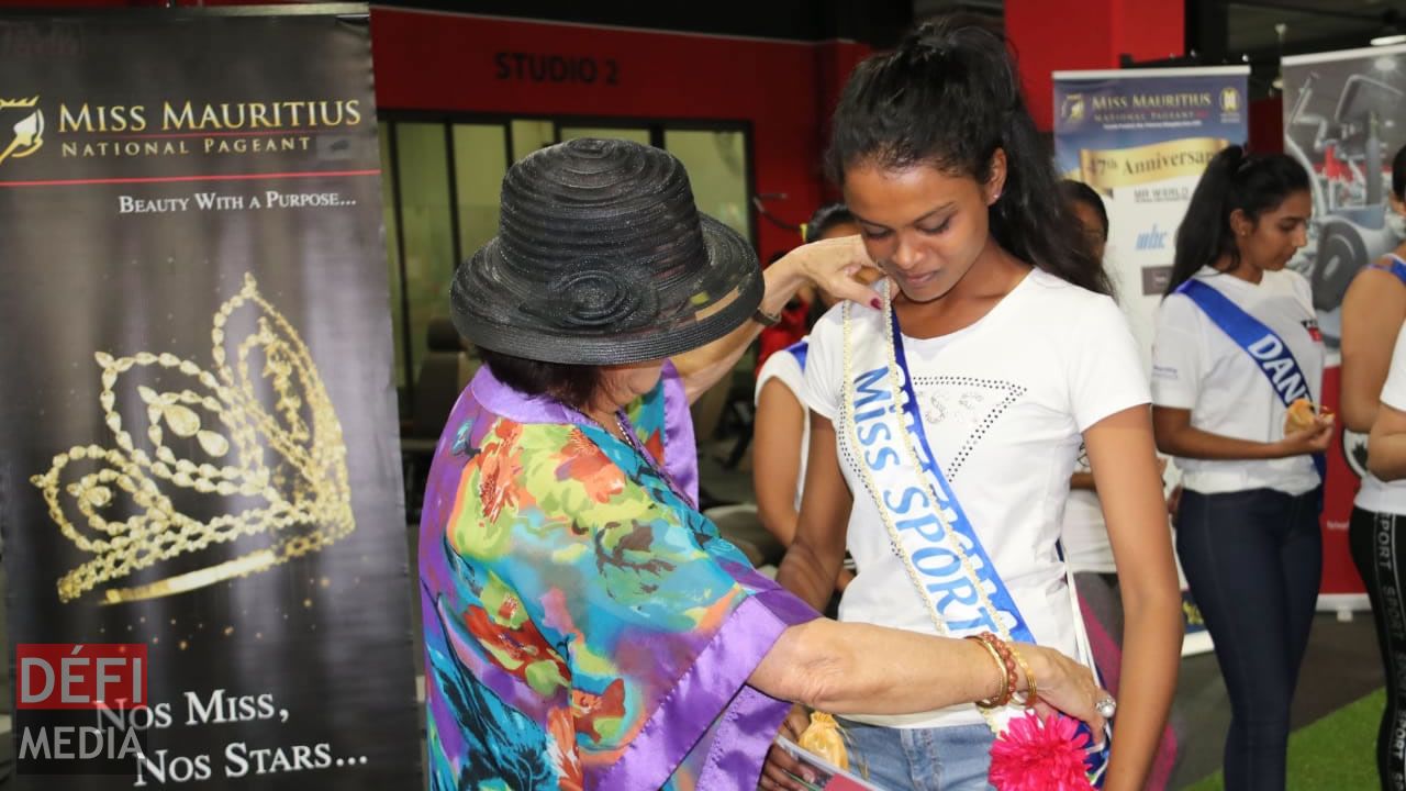 Primerose Obeegadoo, présidente du conseil organisateur, remet l’écharpe de Miss Sport à Sheekha Seebaluck.  Primerose Obeegadoo, présidente du conseil organisateur, remet l’écharpe de Miss Sport à Sheekha Seebaluck.