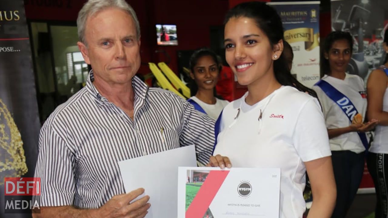 Asmah Mungrah reçoit son certificat.  Asmah Mungrah reçoit son certificat.