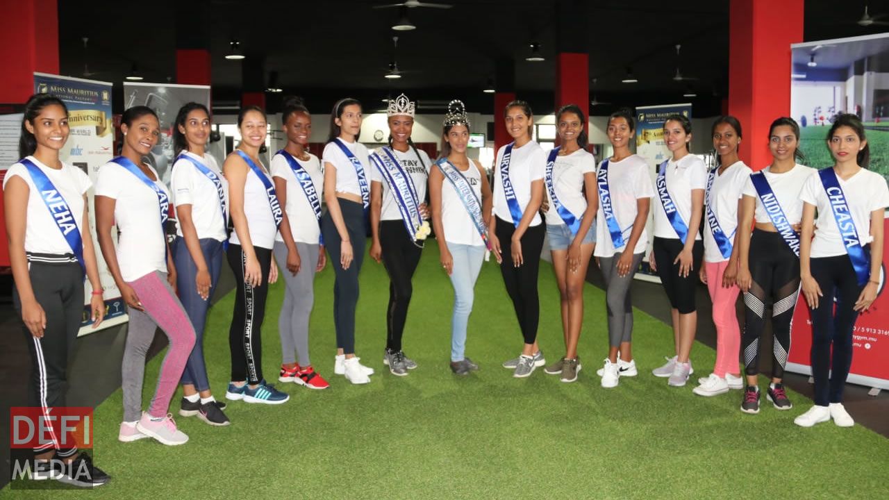 Treize des quatorze finalistes posent avec Ashna Nookooloo, Miss International 2017-2018, et Murielle Ravina, Miss Mauritius 2017-2018.  Treize des quatorze finalistes posent avec Ashna Nookooloo, Miss International 2017-2018, et Murielle Ravina, Miss Mauritius 2017-2018.
