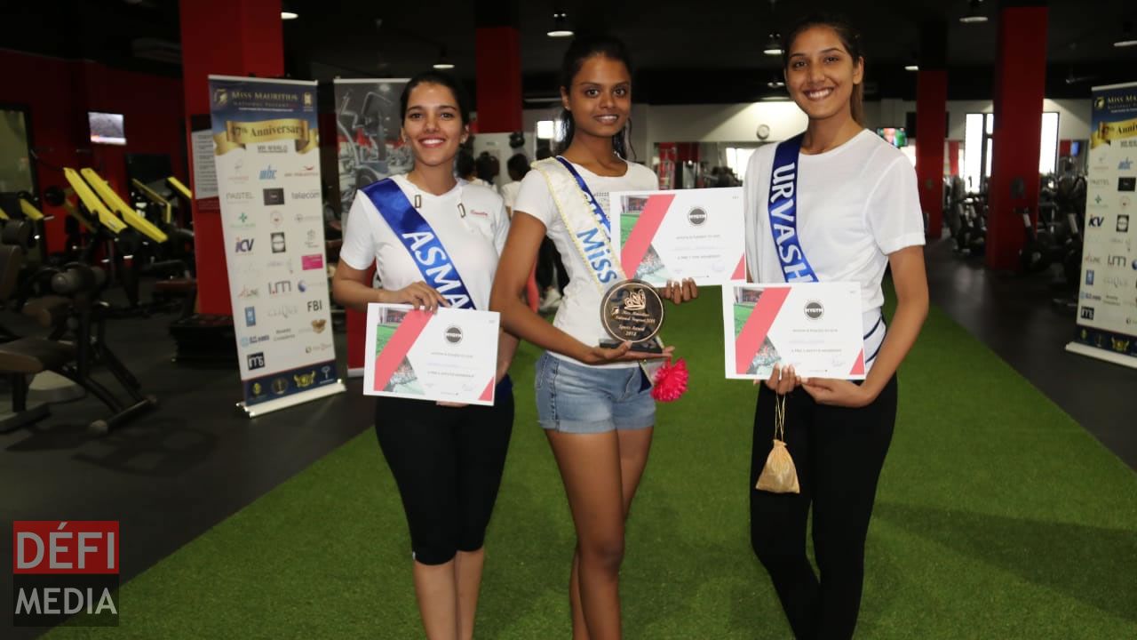 Asmah Mungrah (2e prix), Sheekha Seebaluck (1er prix) et Urvashi Gooriah (3e prix) posent pour une photo souvenir.  Asmah Mungrah (2e prix), Sheekha Seebaluck (1er prix) et Urvashi Gooriah (3e prix) posent pour une photo souvenir.