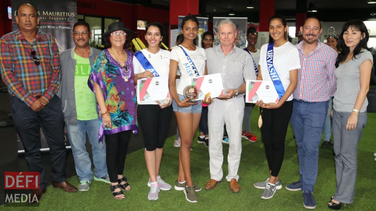 Les trois participantes récompensées au Sports Award 2018 posent avec les sponsors et les membres du comité organisateur.  Les trois participantes récompensées au Sports Award 2018 posent avec les sponsors et les membres du comité organisateur.