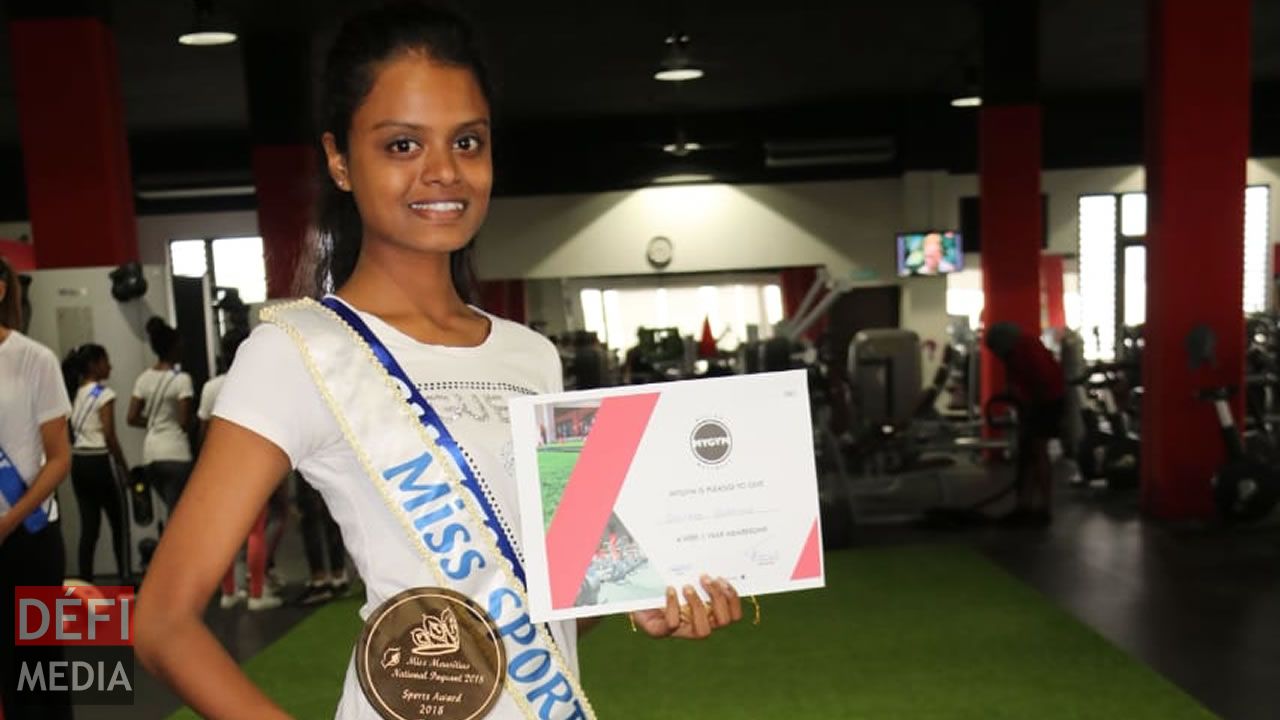 Sheekha Seebaluck tient fièrement son trophée et son certificat. Sheekha Seebaluck tient fièrement son trophée et son certificat.