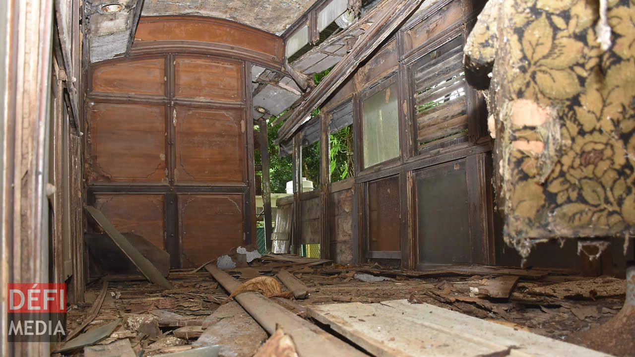 Le wagon s’est détérioré au fil du temps à cause des intempéries.