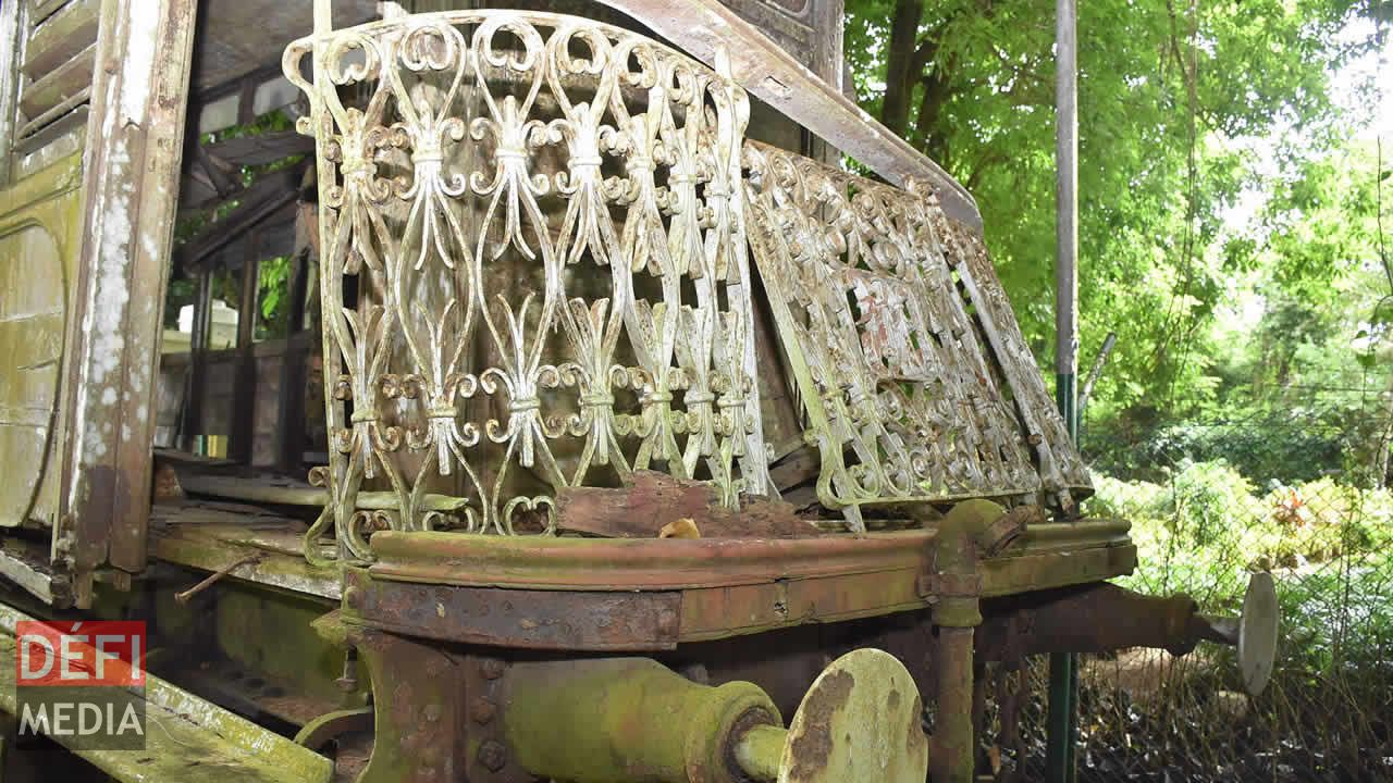 La rambarde du balcon était faite en fer forgé décoratif.