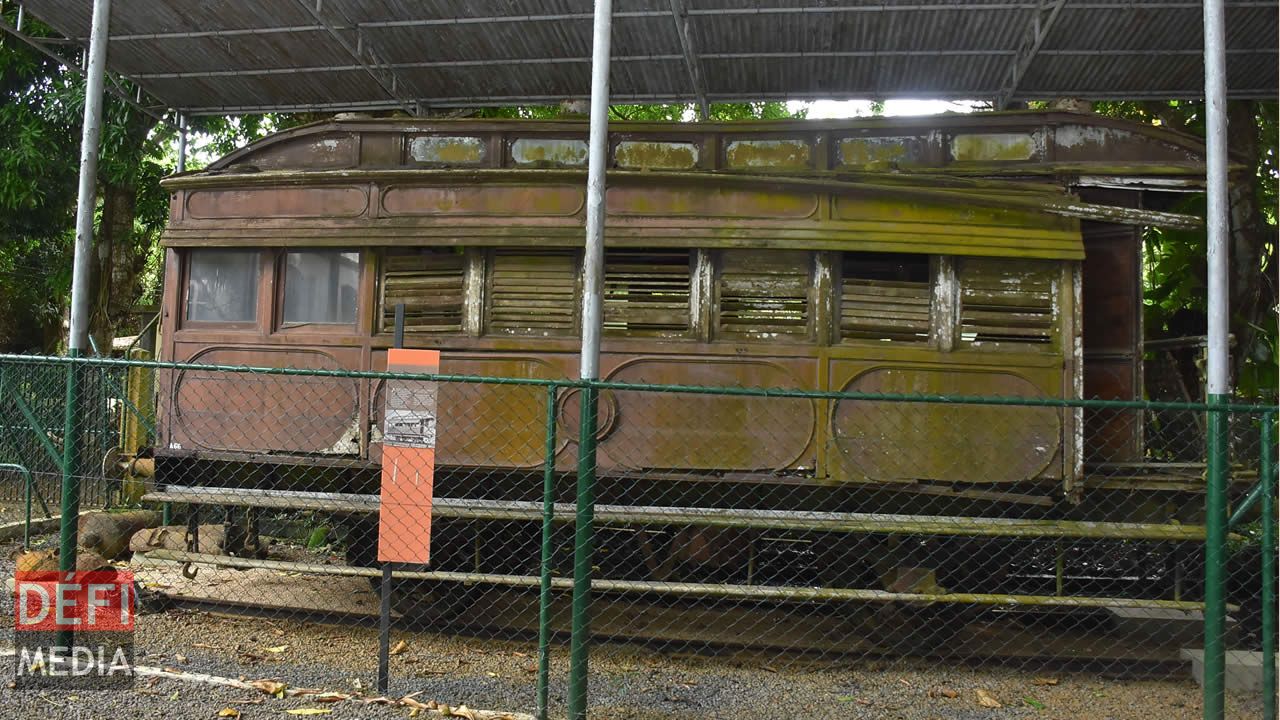 Le wagon du gouverneur était un beau véhicule construit dans l’usine de Plaine Lauzun, avec des panneaux de teck poli. Le dernier gouverneur à l’utiliser fut sir Robert Scott en 1955.