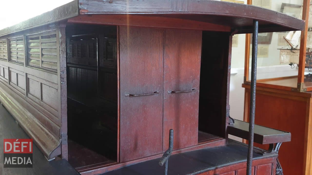 Ce sont les premiers wagons de passagers à deux niveaux de l’époque ferroviaire à Maurice, qui fut ouvert au public le 24 mai 1864.