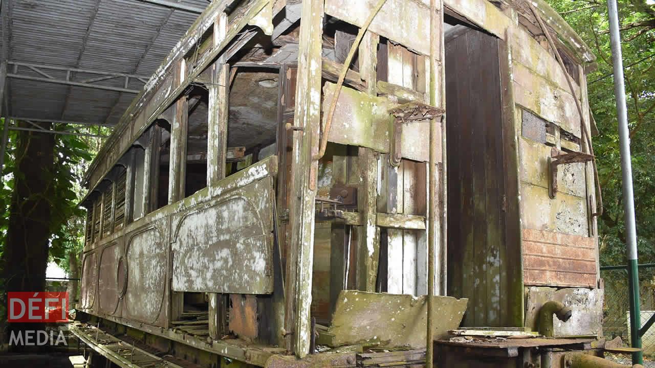 Dégradation du wagon du gouverneur, exposé au Musée naval de Mahébourg.