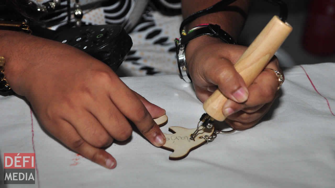 La jeune femme fait aussi de la pyrogravure. Jaya Chekori