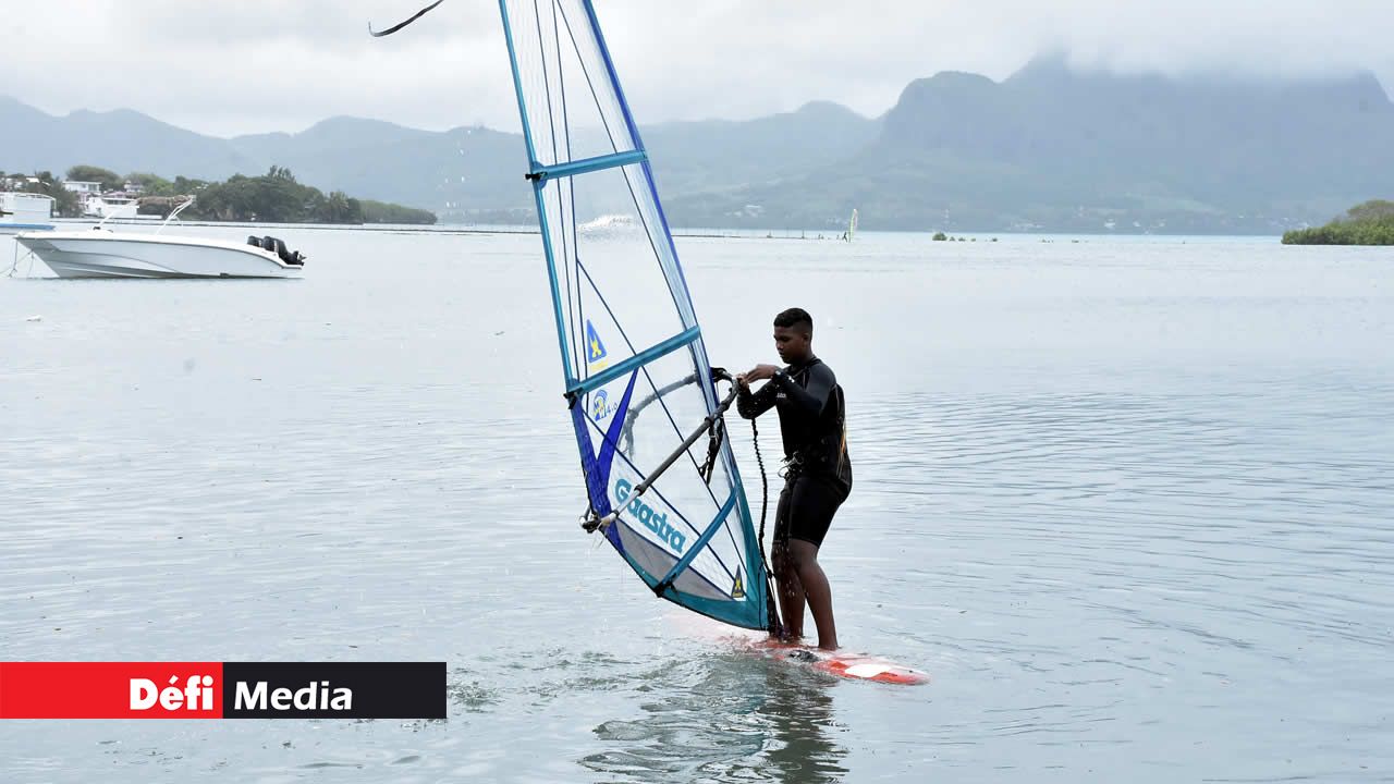 En mode surfing à Mahébourg pour cet amoureux de la glisse. Calvinia