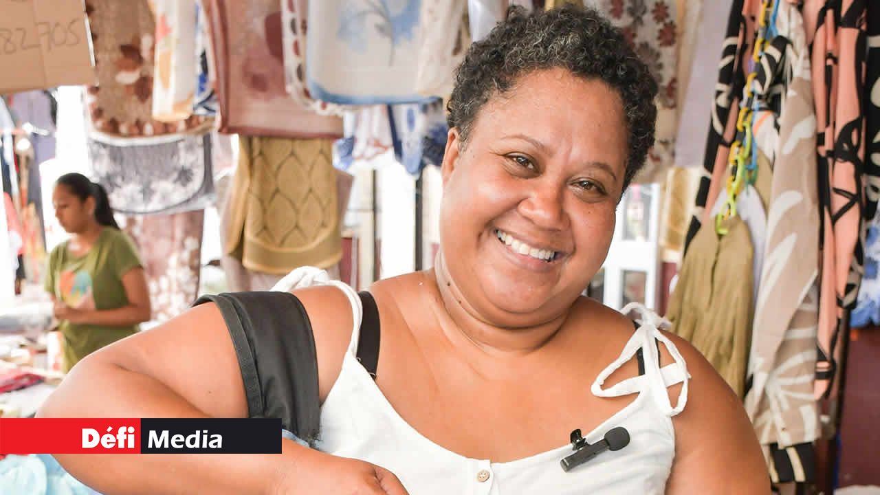 Venue de Poudre d’Or, Sandrine Hyacinthe s’affaire à faire ses achats avant que la foule n’envahisse les boutiques dans les jours à venir, tout en déplorant la chaleur étouffante.