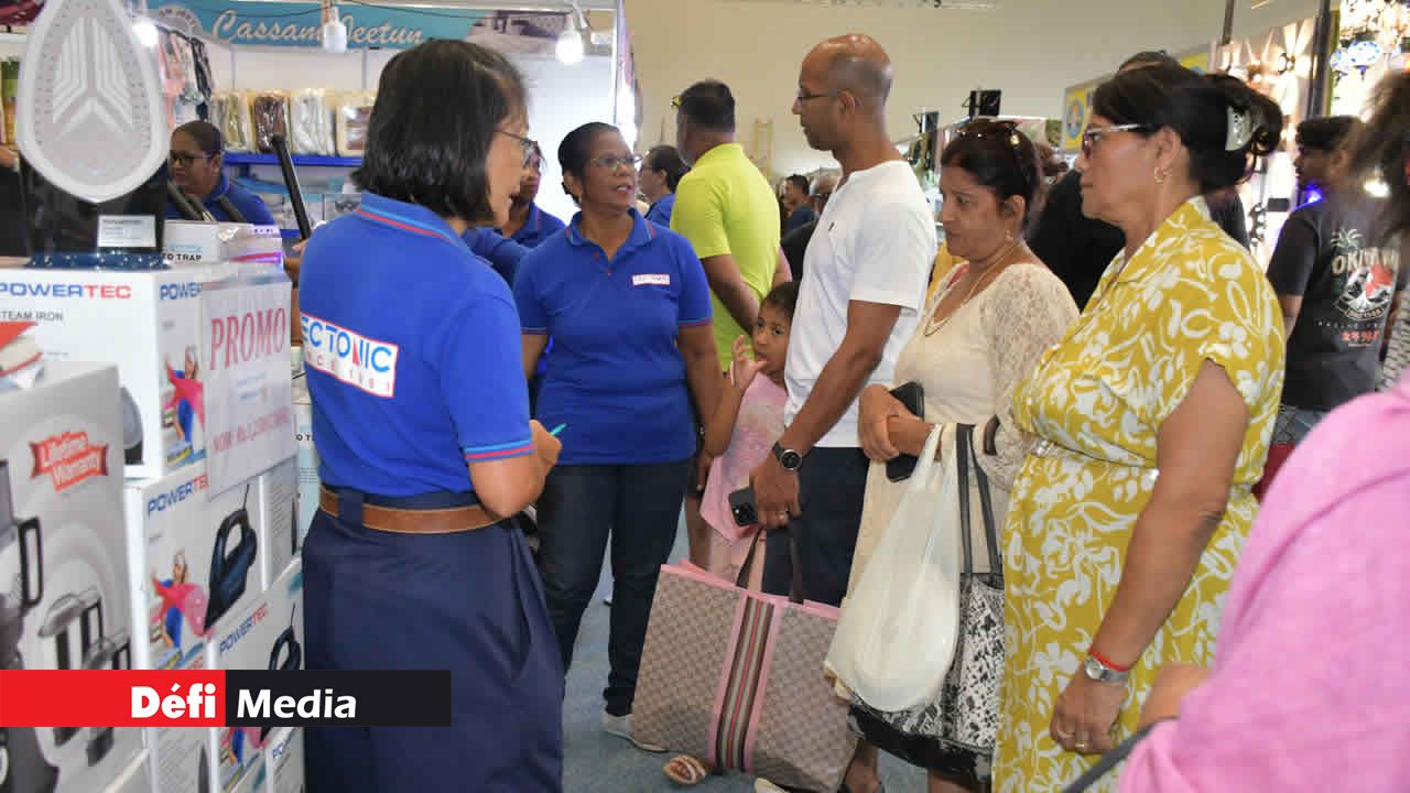 Chez Tectonic, les visiteurs ont exploré divers produits de relaxation et appareils électroniques.