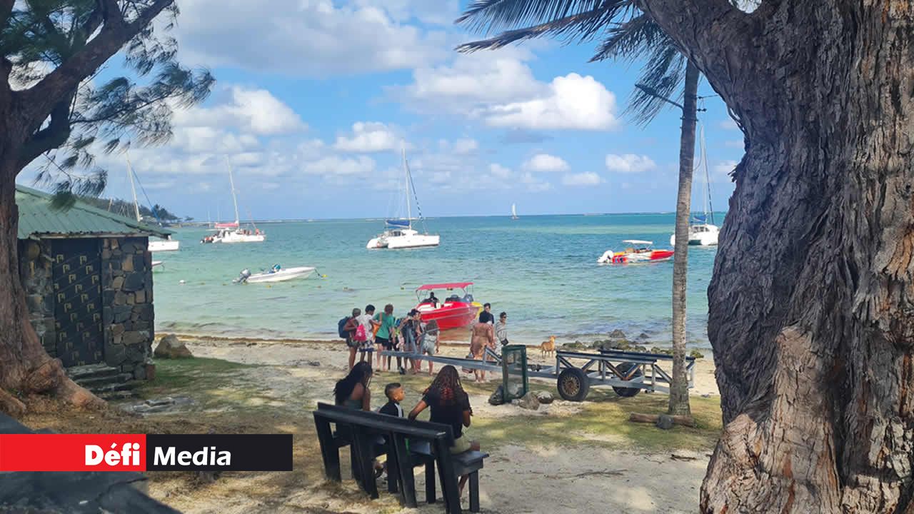 La plage de Trou-d’Eau-Douce accueille de nombreux visiteurs quotidiennement.