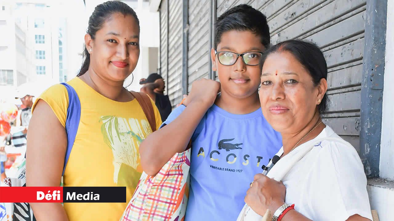 Originaire de Terre-Rouge, la famille Jhory a commencé ses emplettes jeudi, profitant de l’ambiance festive du centre-ville pour préparer les fêtes.