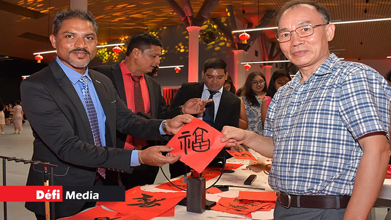Deux professionnels de la calligraphie chinoise à l’œuvre.