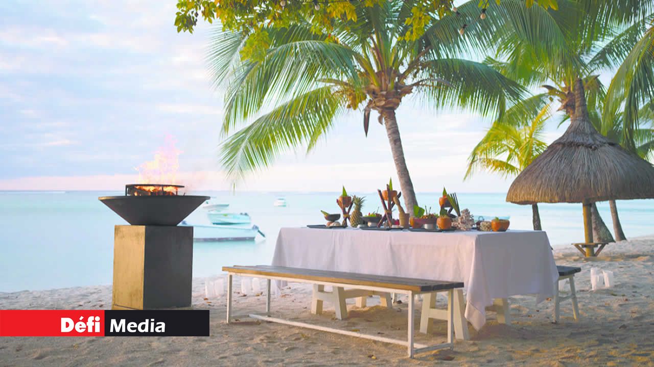 Une table dressée sur la plage pour la dégustation d’oursins fraîchement pêchés au coucher de soleil.