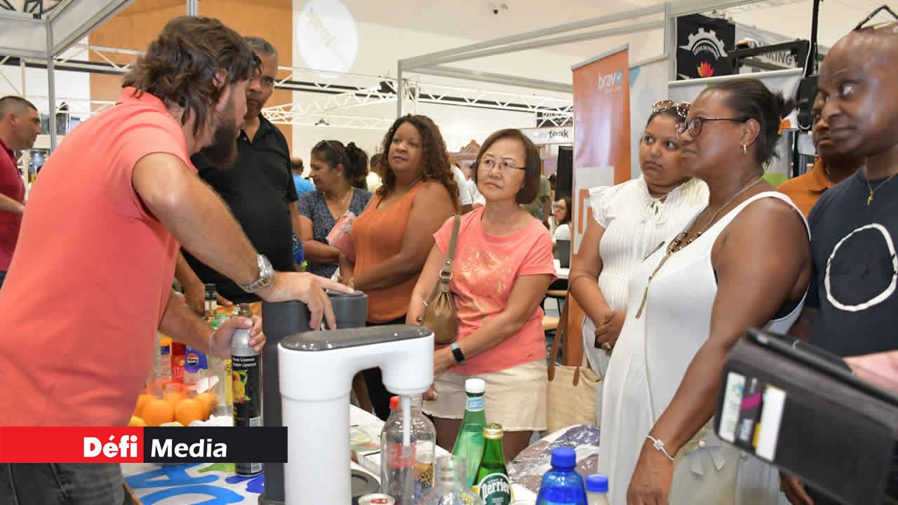 Le stand Sofa Body a attiré les visiteurs avec sa machine à soda en démonstration.