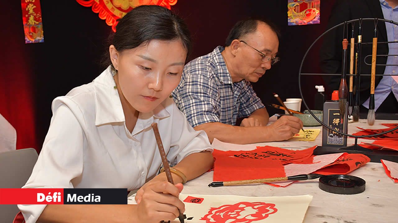 Jasmine Ku Peng Cheng et Zhang Kang Fu, formateurs à l’université de Maurice, partageant leur savoir-faire sur la calligraphie chinoise.