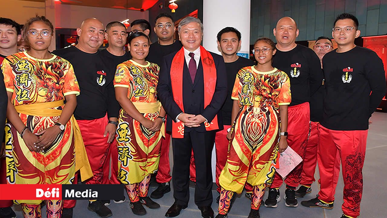 Quelques membres du groupe Attila posant pour une photo souvenir avec l’ambassadeur chinois Zhu Liying.