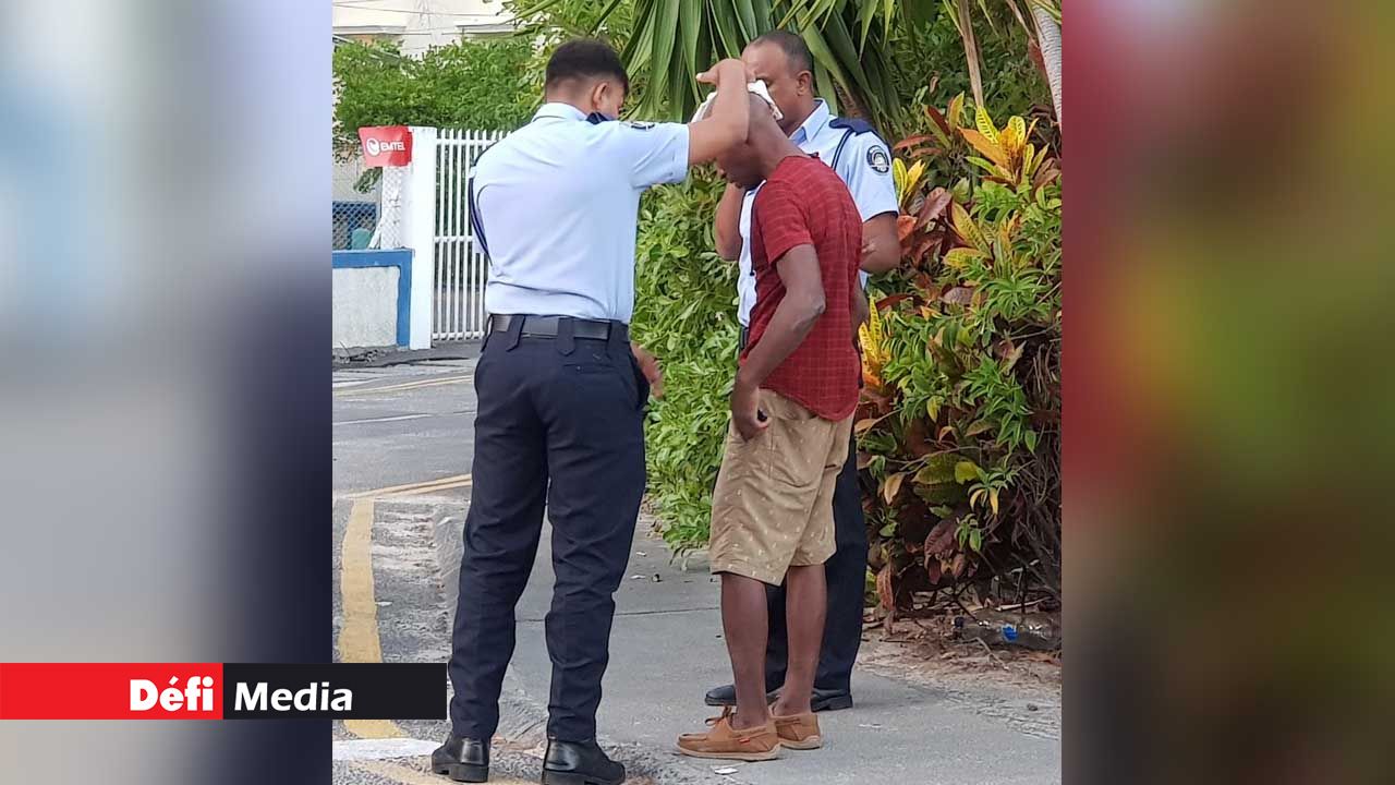 L’homme a pu se relever après les premiers soins qui lui ont été prodigués par deux policiers