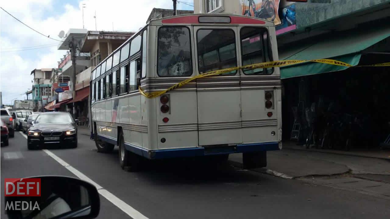 Bel-Air : il exhibe son sexe et provoque un accident ; le bus bloque  toujours la circulation | Defimedia