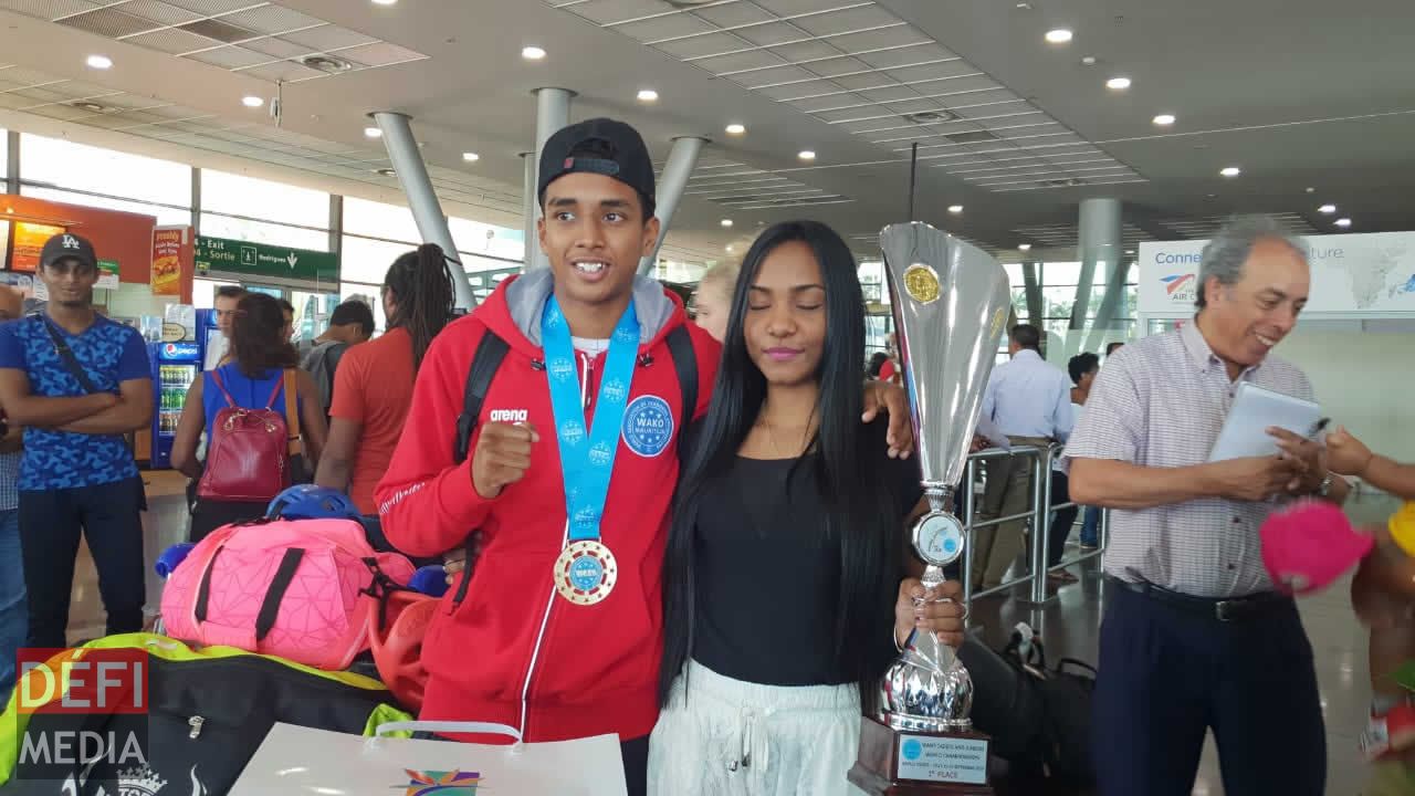 Warren Robertson et sa petite amie. Warren Robertson et sa petite amie.