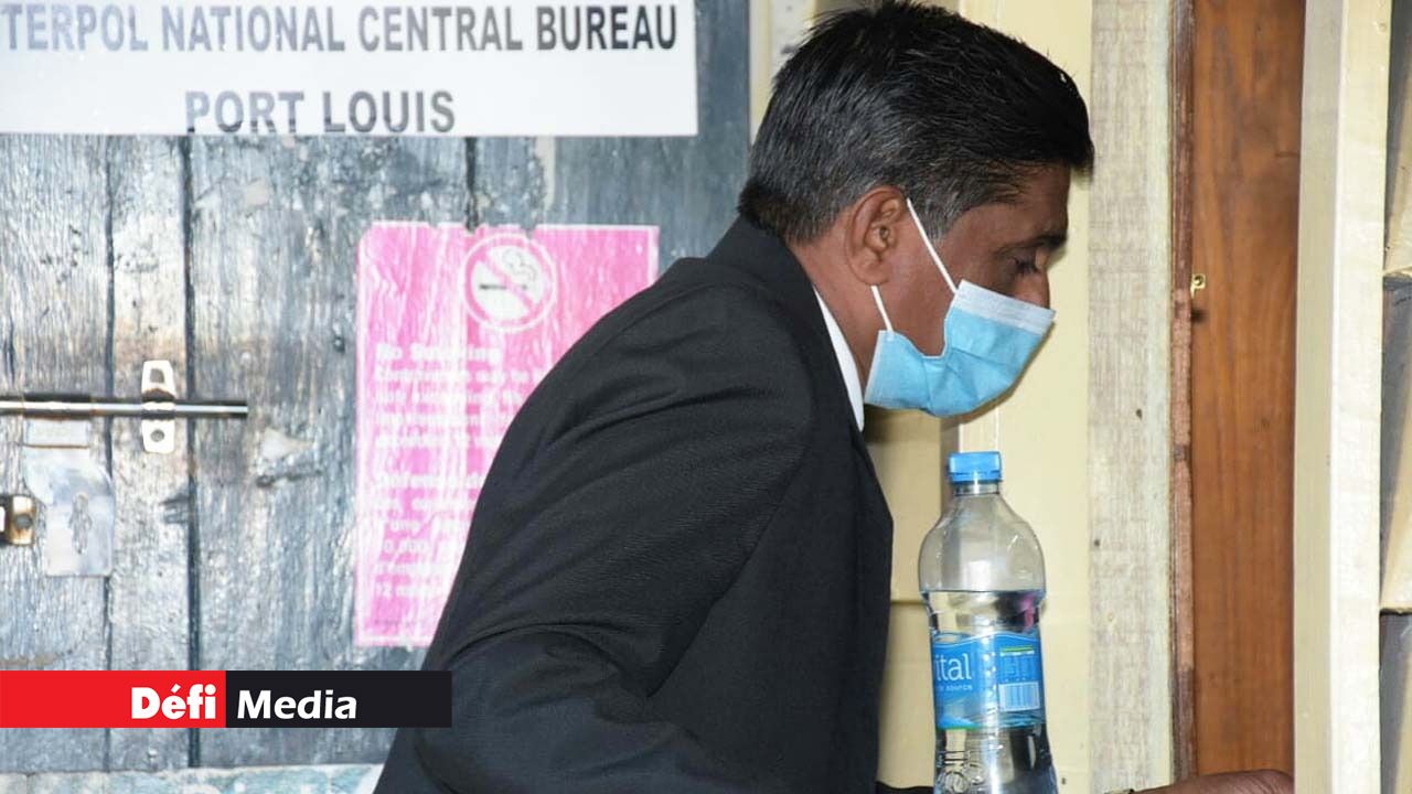 Le capitaine Kavidev Newoor à son arrivée aux Casernes centrales Le capitaine Kavidev Newoor à son arrivée aux Casernes centrales