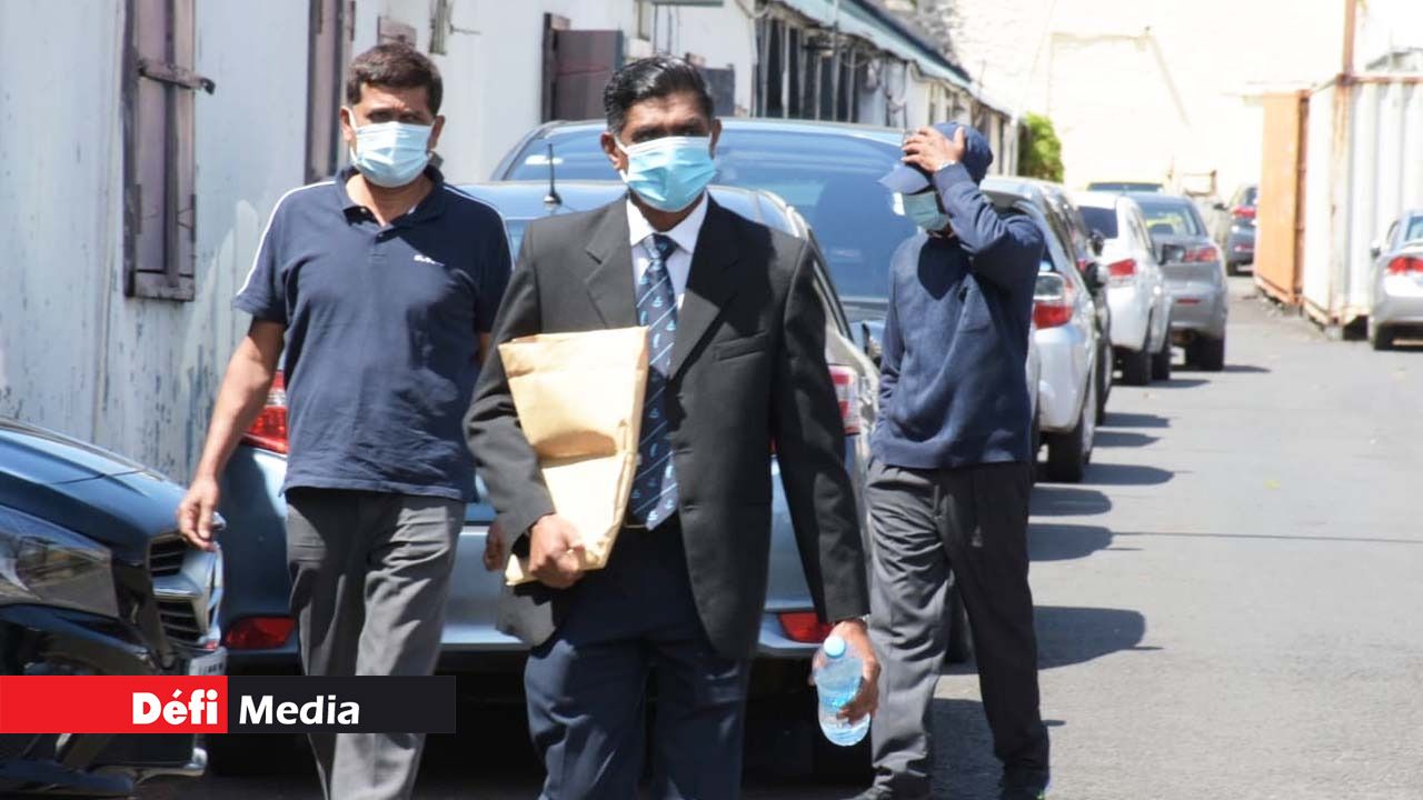 Le capitaine Kavidev Newoor (à dr.) est arrivée aux Casernes centrales vers 11 h Le capitaine Kavidev Newoor (à dr.) est arrivée aux Casernes centrales vers 11 h