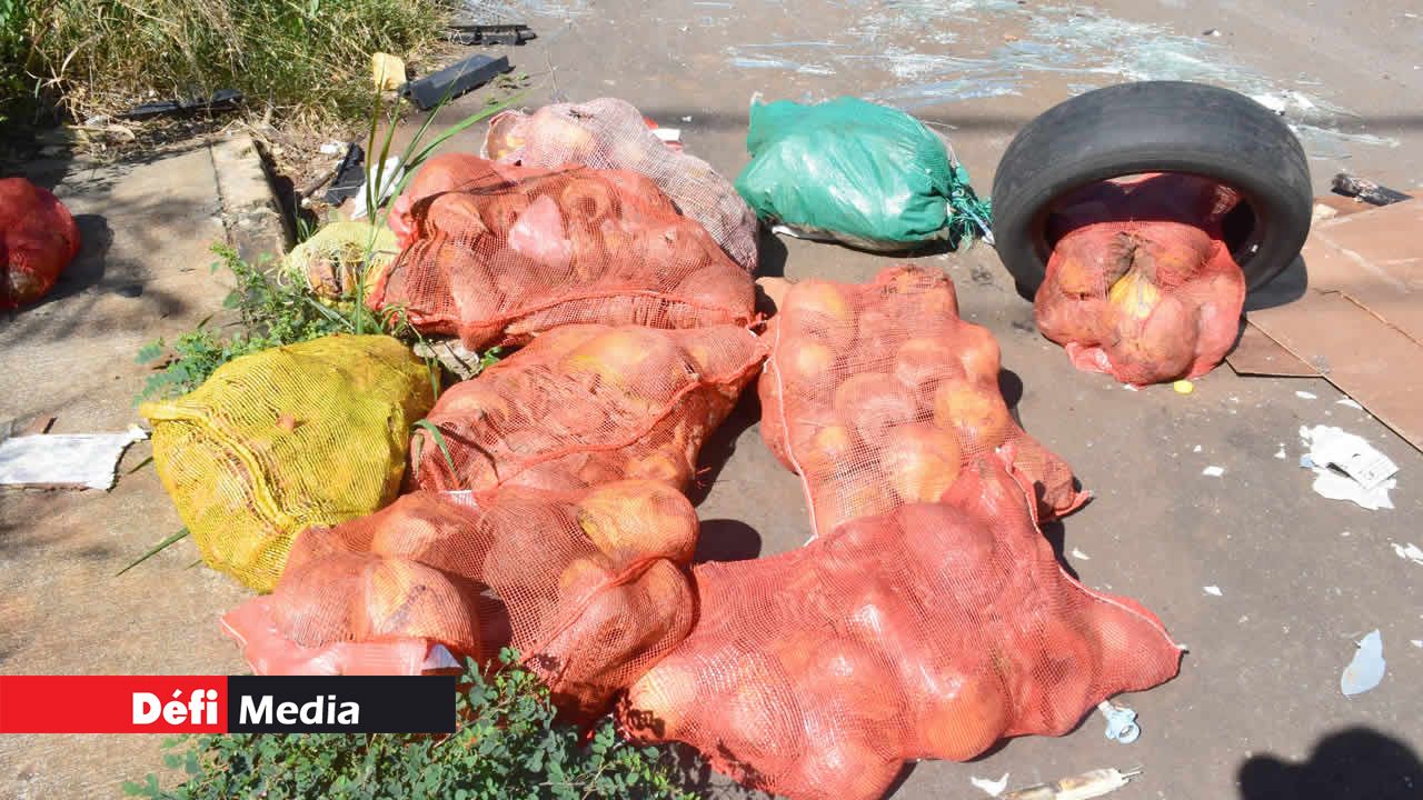 Des légumes sont abandonnés dans des sacs dans la région de Verdun.