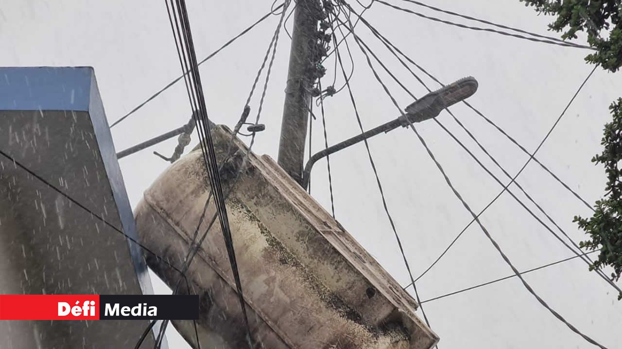 Un réservoir d'eau suspendu par des fils électriques à Modern, Vacoas.