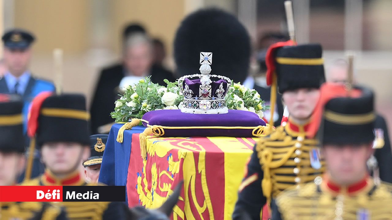 Le cercueil d'Elizabeth II quitte le palais de Buckingham pour d'ultimes adieux