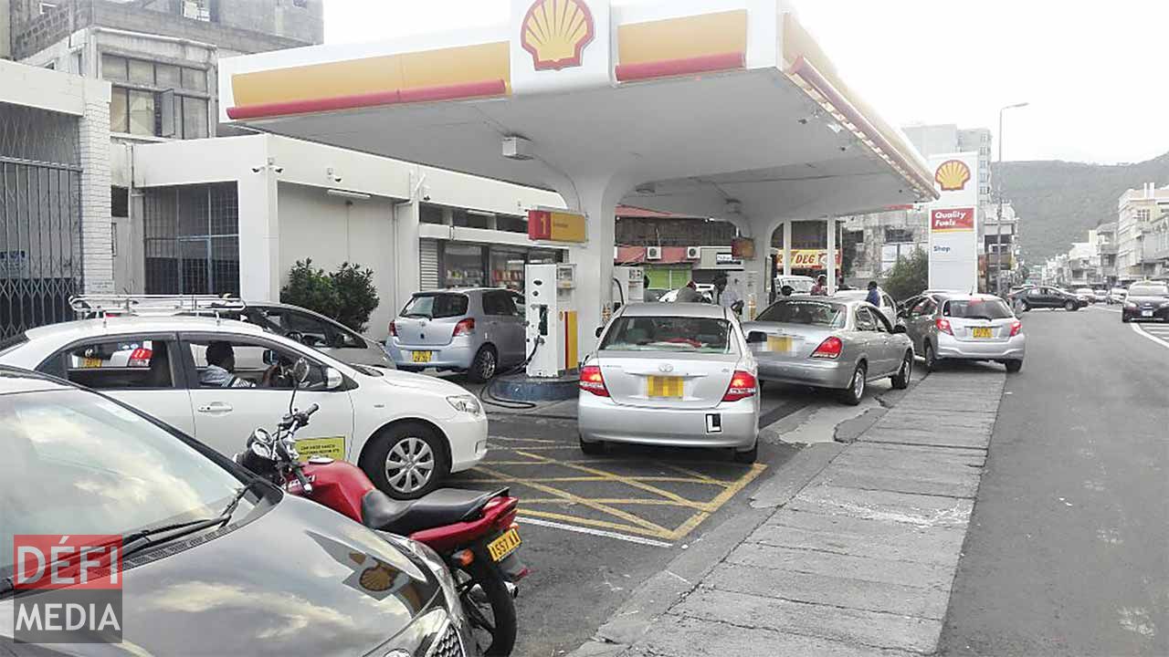 Scene at filling stations as car owners rushed to fill up for a last time at the cheaper prices.