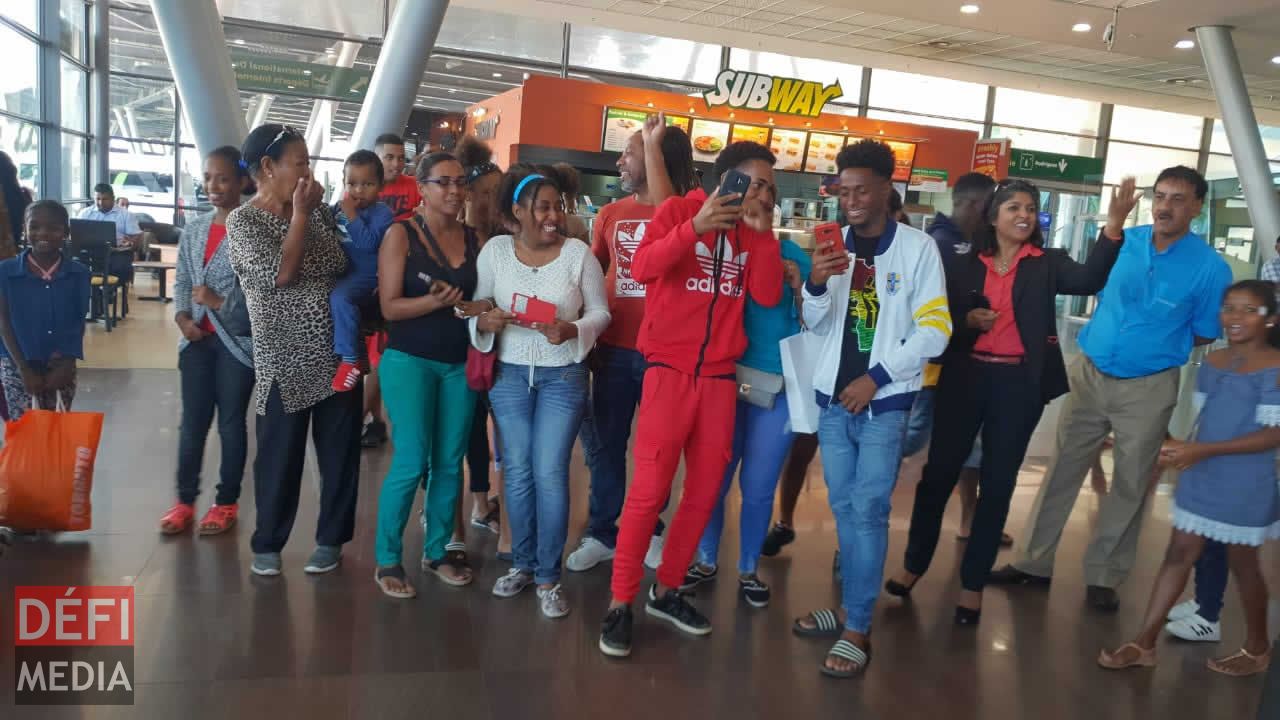 Les proches et amis étaient présents pour accueillir le champion. Les proches et amis étaient présents pour accueillir le champion.