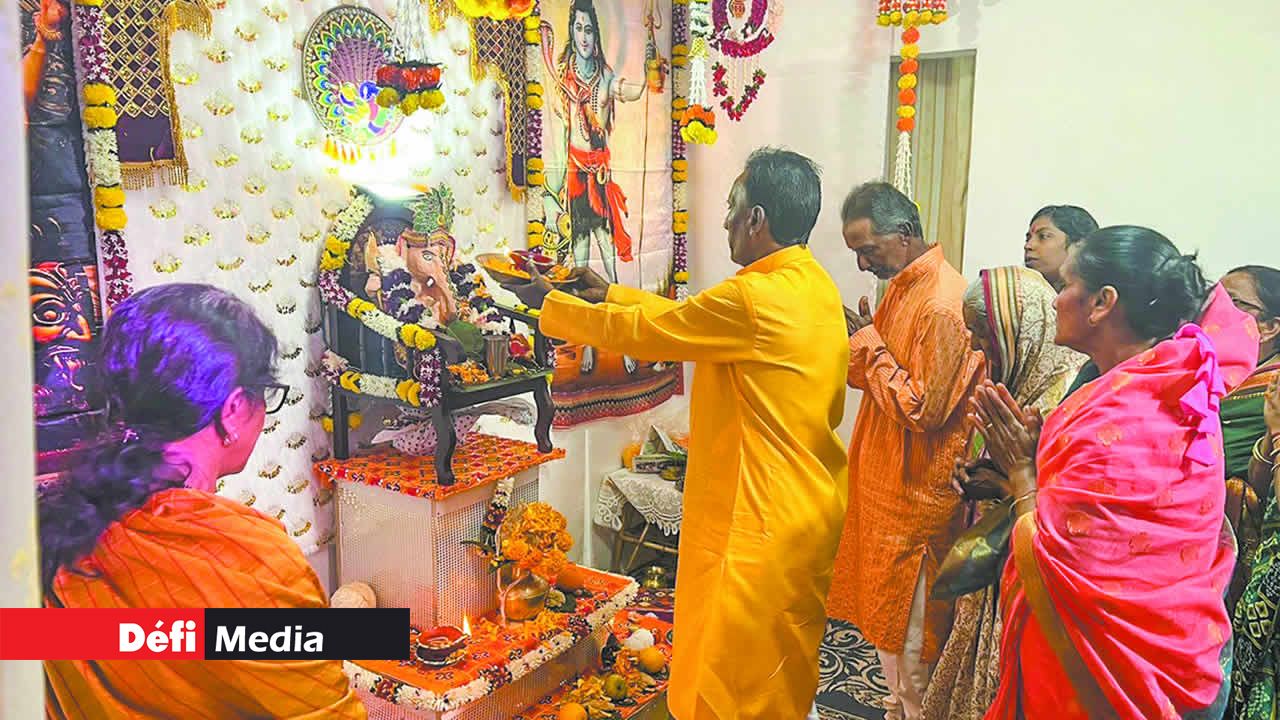 Célébration de la fête Ganesh Chaturthi de façon ancestrale chez la famille Babboo à Cassis.