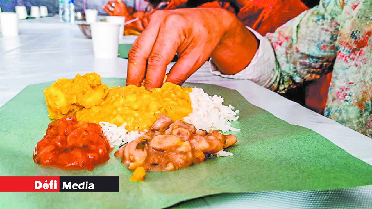 Le repas végétarien, composé de riz, de légumineuses et de plusieurs currys servis aux personnes venues assister aux prières.