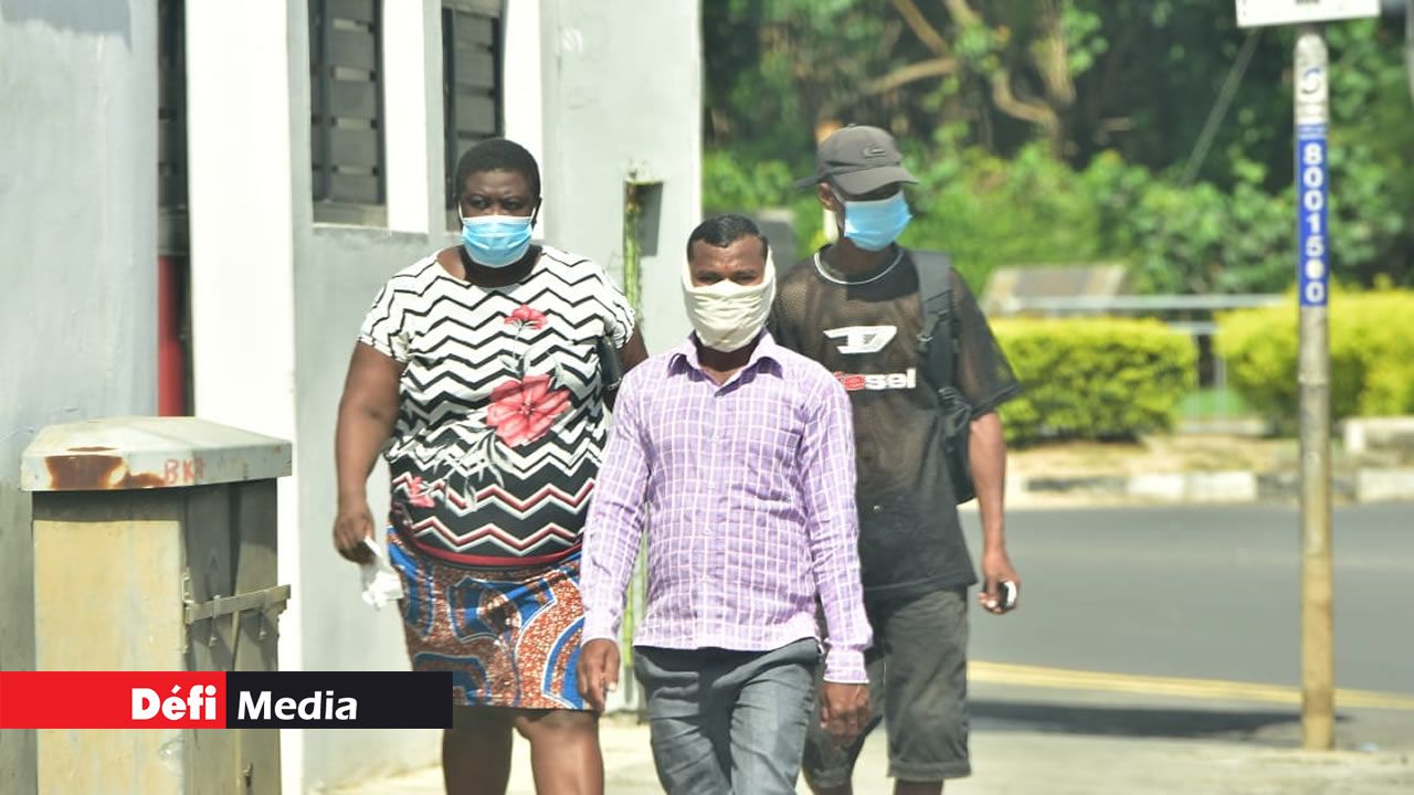 Des gens circulant avec des masques de protection pour éviter la propagation du coronavirus.