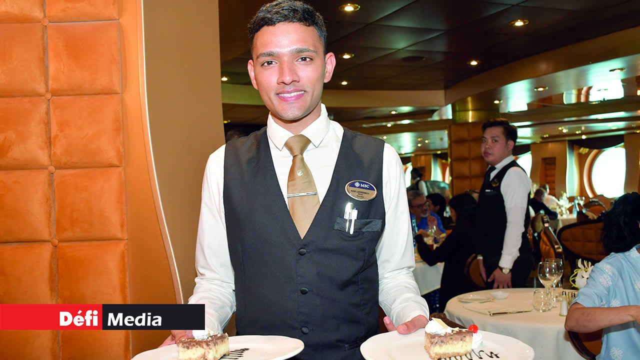 Le Mauricien Kavi Luchoomun travaille à la section VIP du restaurant.
