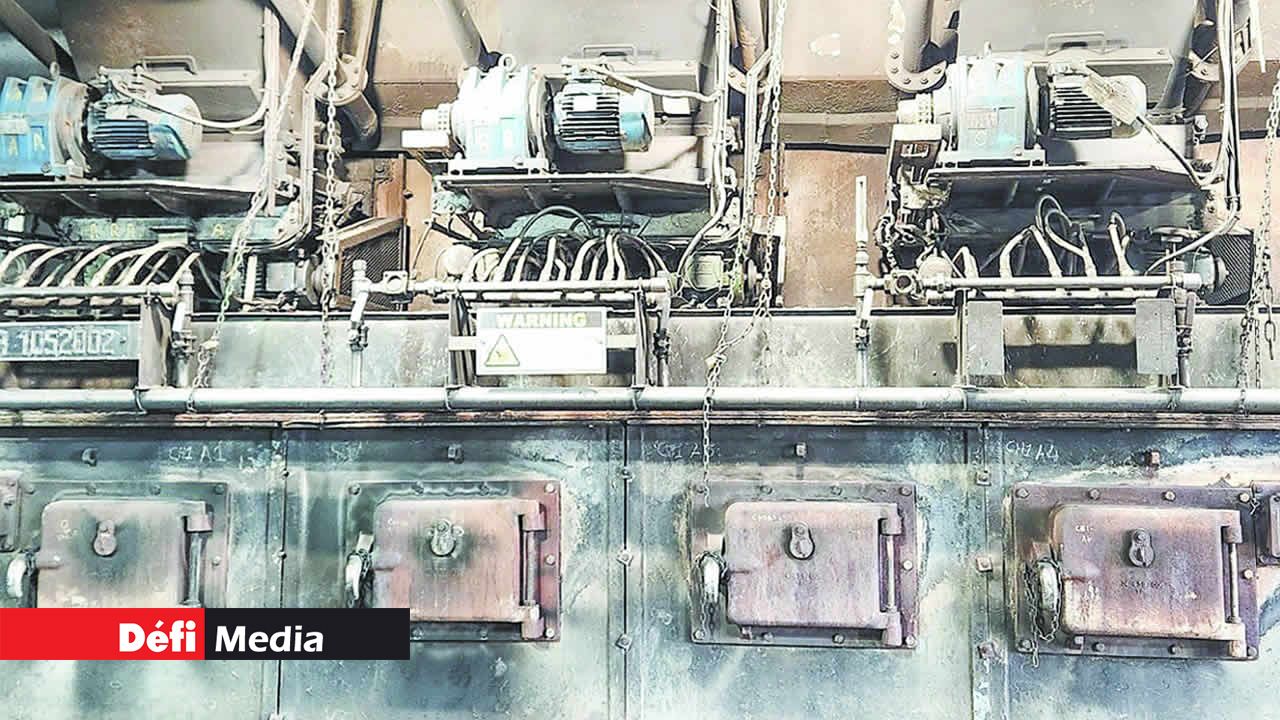 La vapeur produite fait tourner une turbine et un alternateur pour générer de l’électricité.