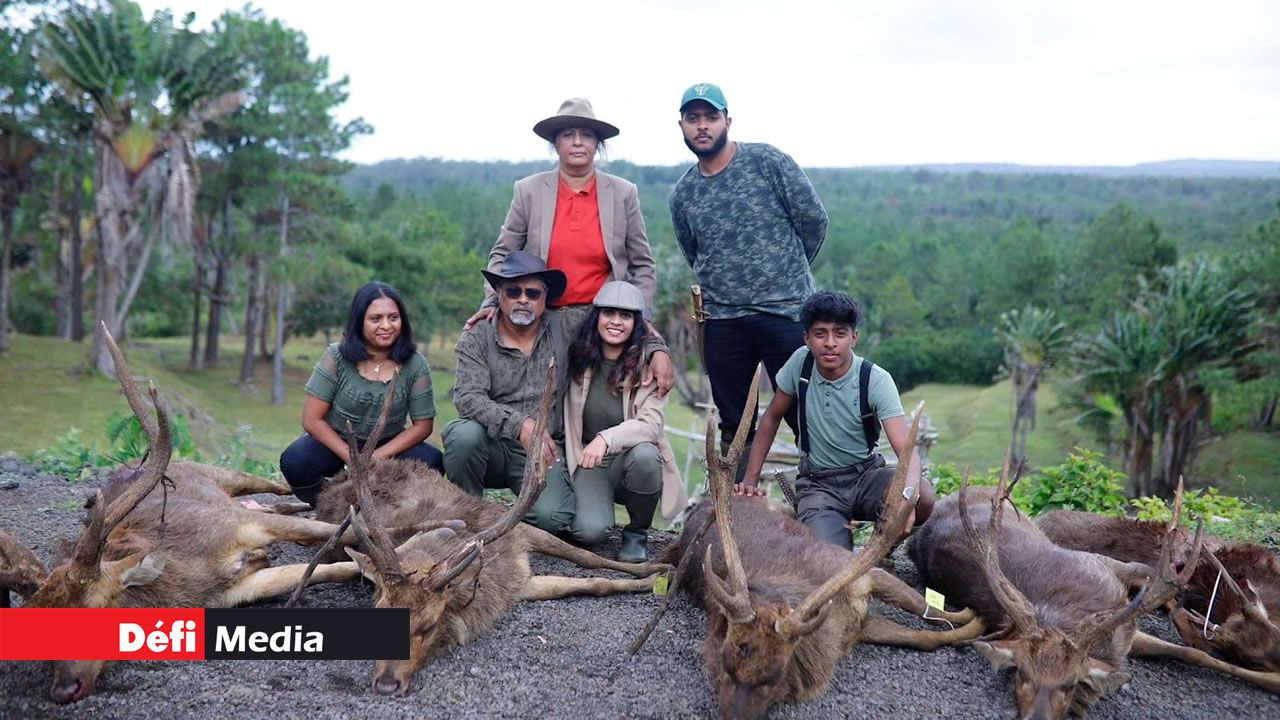 La famille Bhugaloo au complet, dont les frères et les sœurs, le père et la mère, debout au second plan.