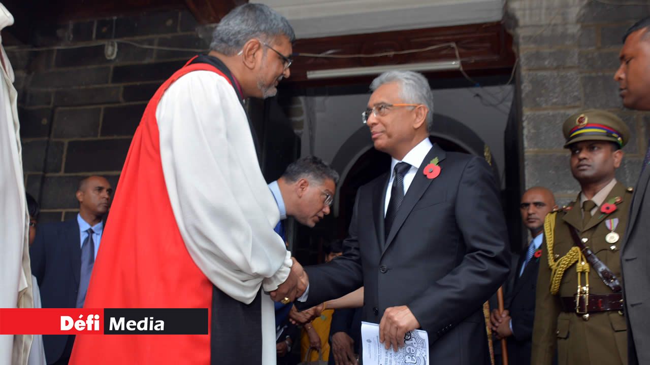 Mgr Ian Ernest et le Premier ministre Pravind Jugnauth.