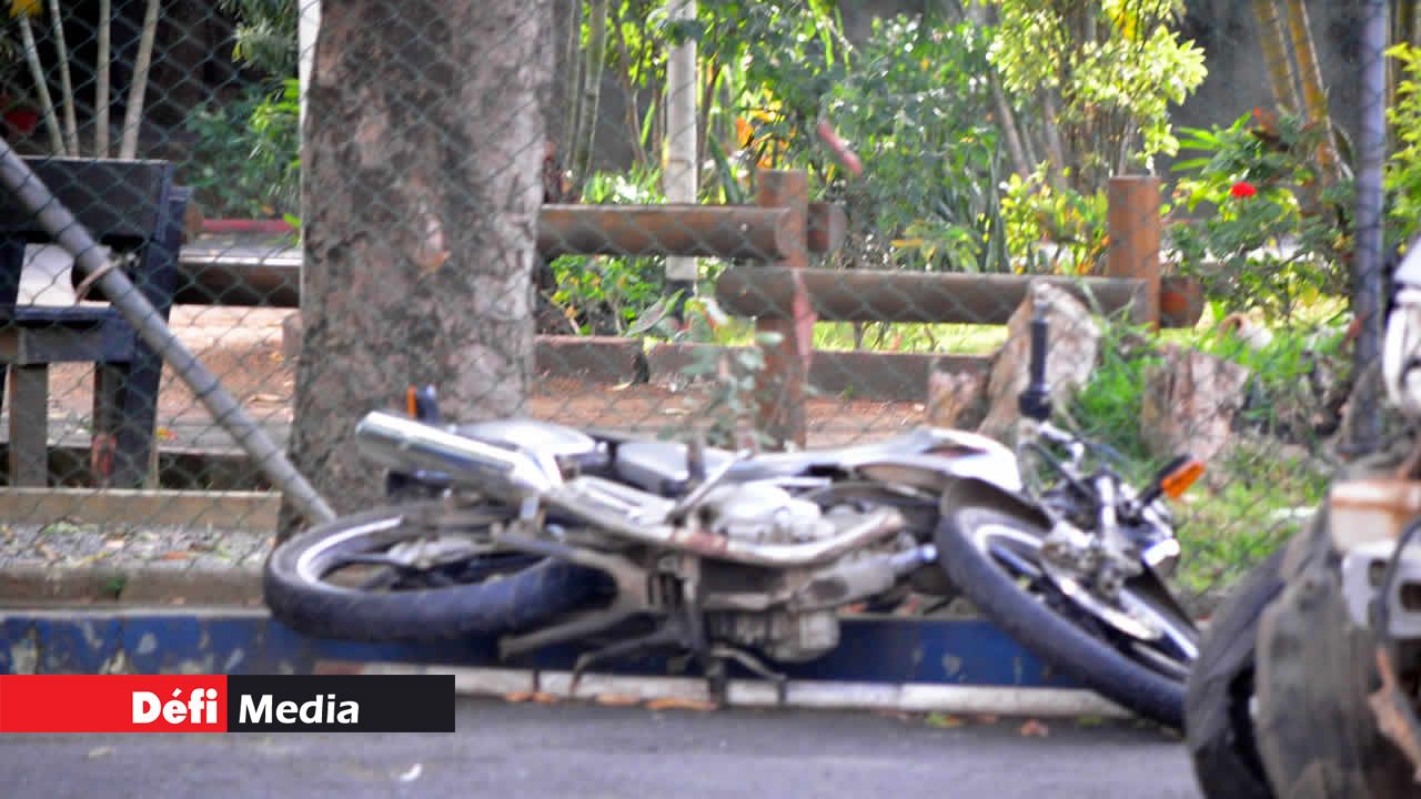 Un motocycliste se bat pour sa survie