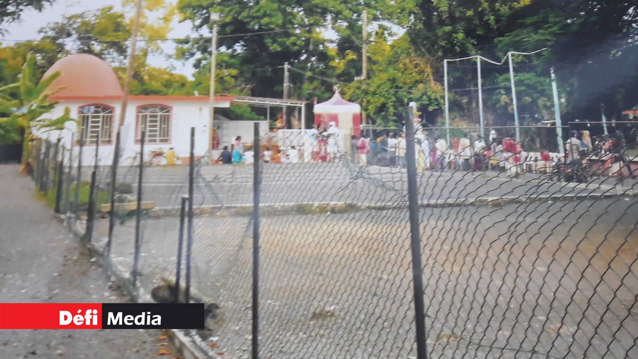 Un terrain de pétanque dans la cour d’un temple