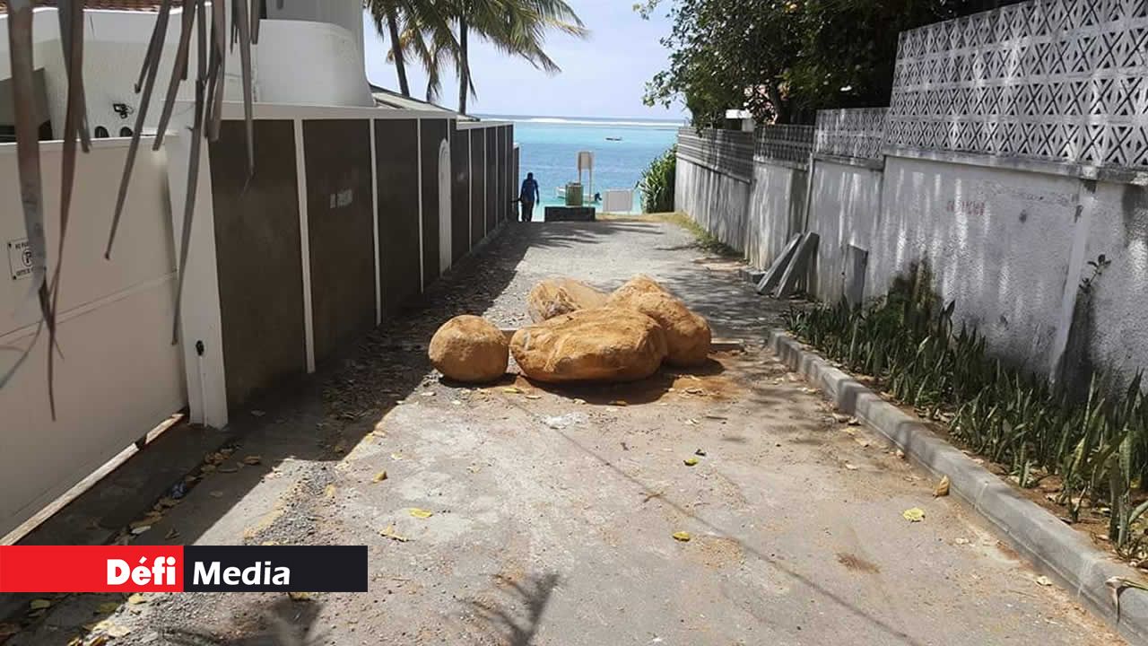 Des rochers sur une rue menant à la plage de Blue-Bay