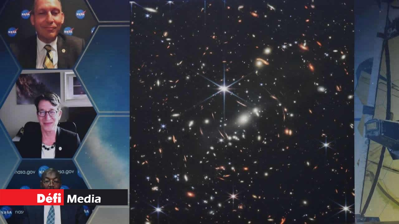 Cette première image du télescope spatial James Webb de la NASA apparaît à l'écran alors que le président américain Joe Biden prévisualise les premières images infrarouges lors d'un briefing des responsables de la National Aeronautics and Space Administration (NASA) dans l'auditorium South Court de la Maison Blanche à Washington, DC, le 11 juillet 2022