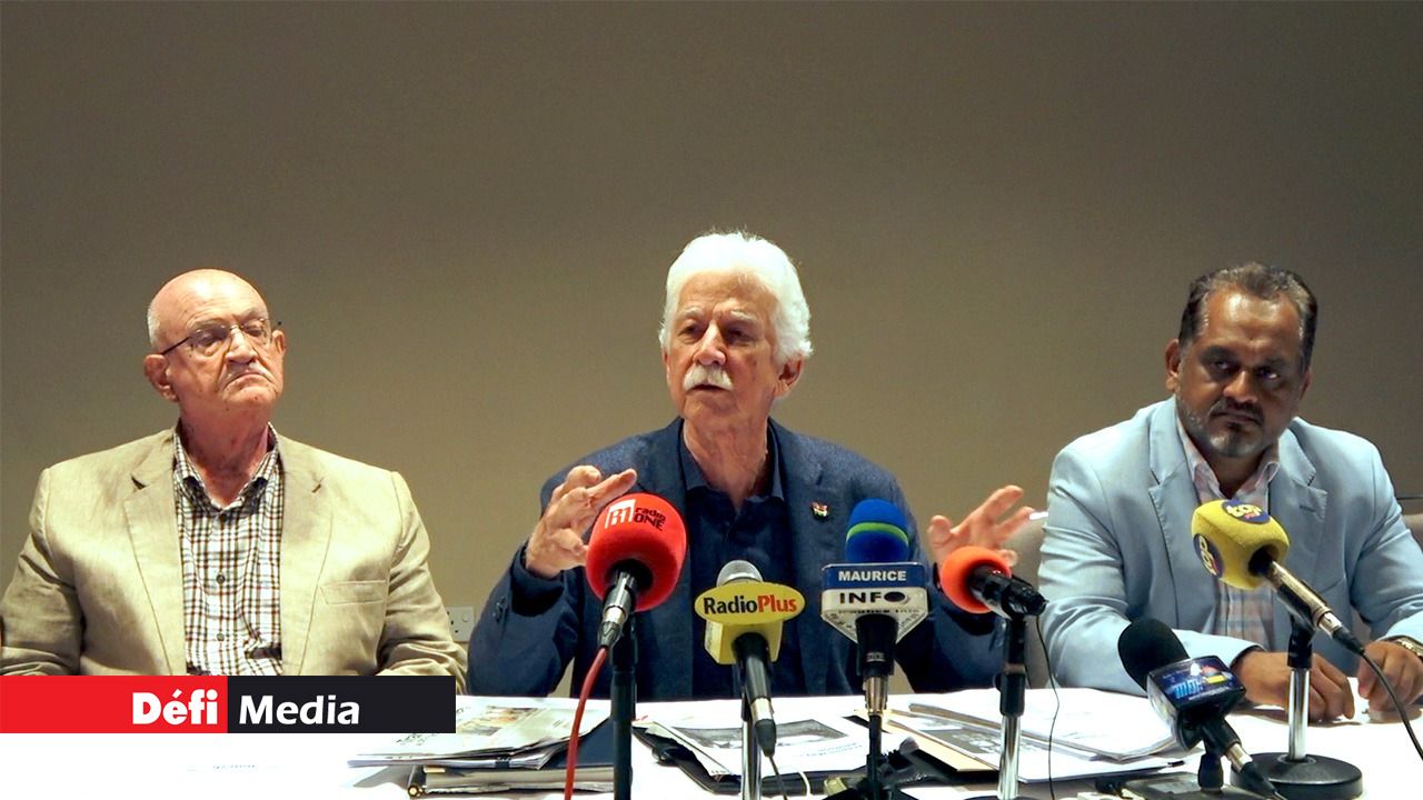 Paul Bérenger, entouré de Rajesh Bhagwan et Reza Uteem, lors de la conférence de presse du MMM, à l’hôtel Hennessy Park, Ébène.