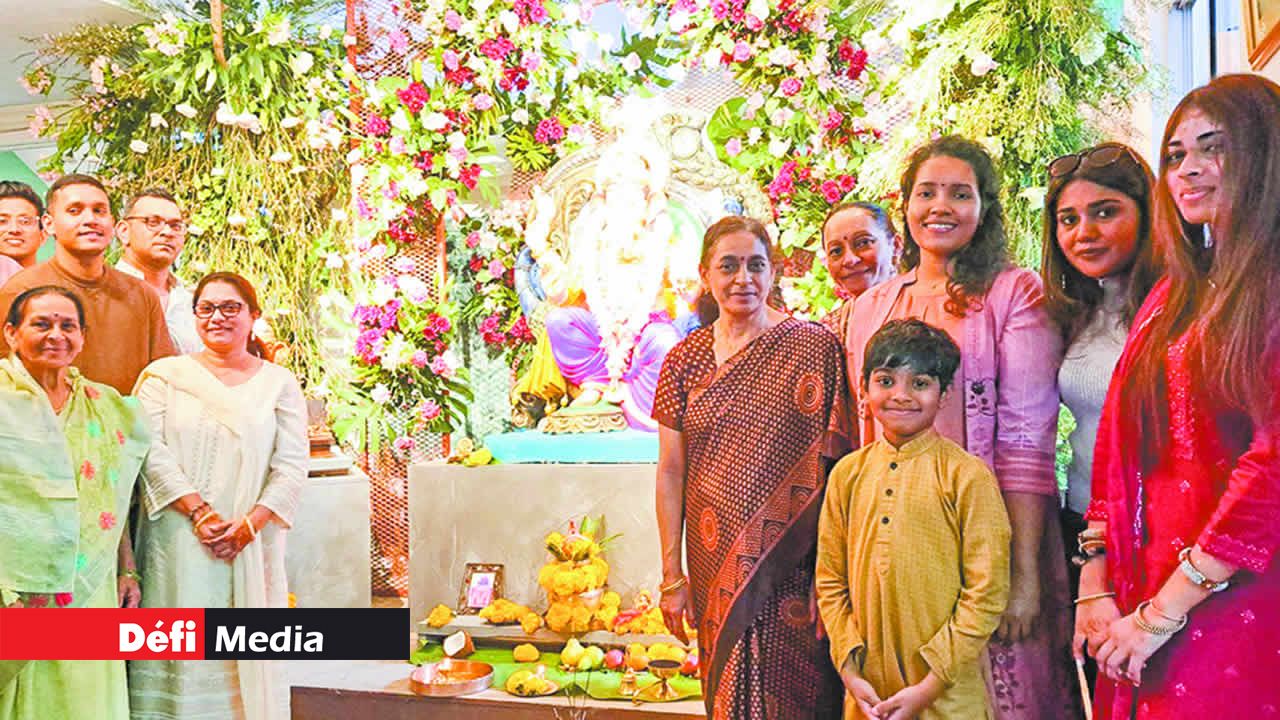 Accueillir le dieu Ganesh est une joie immense pour les familles célébrant cette tradition ancestrale.