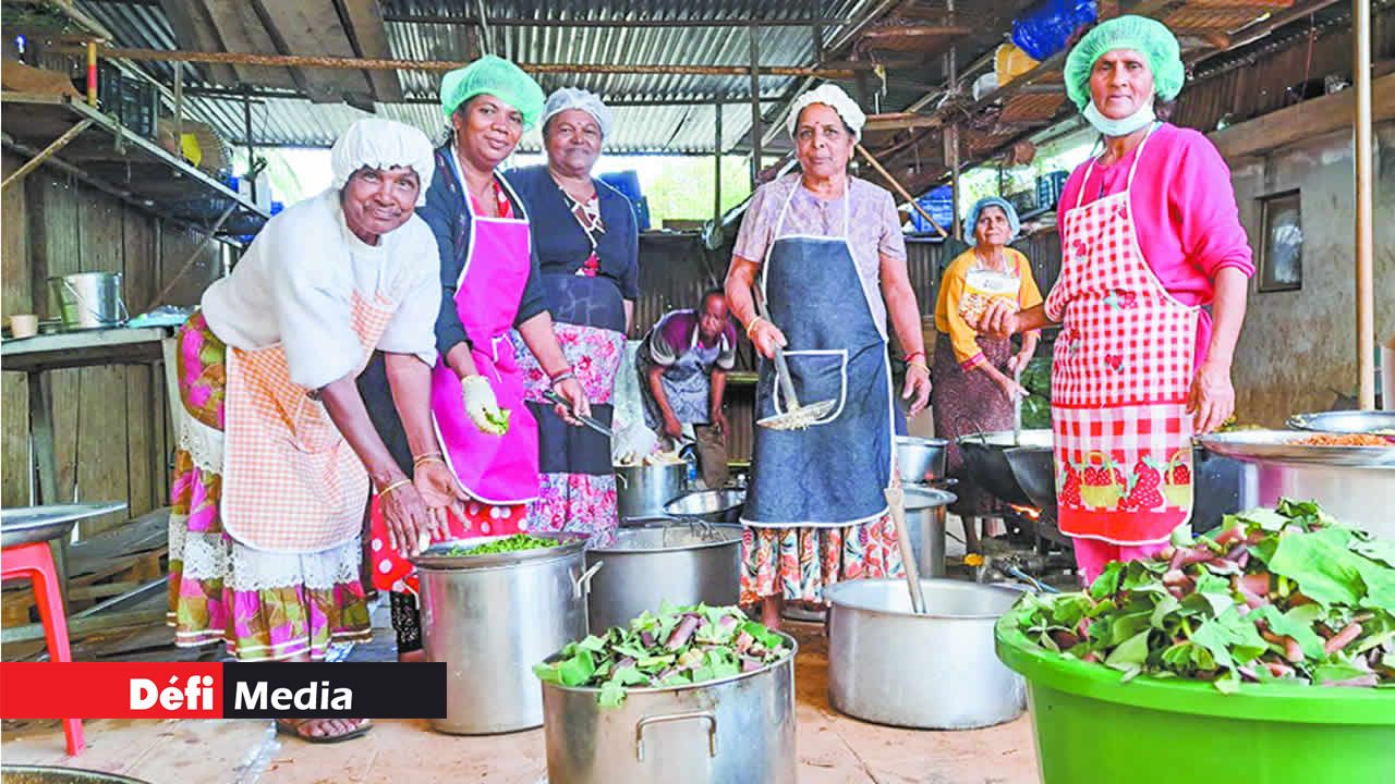 Dès l’aube, des cuisinières se sont affairées à préparer les repas.