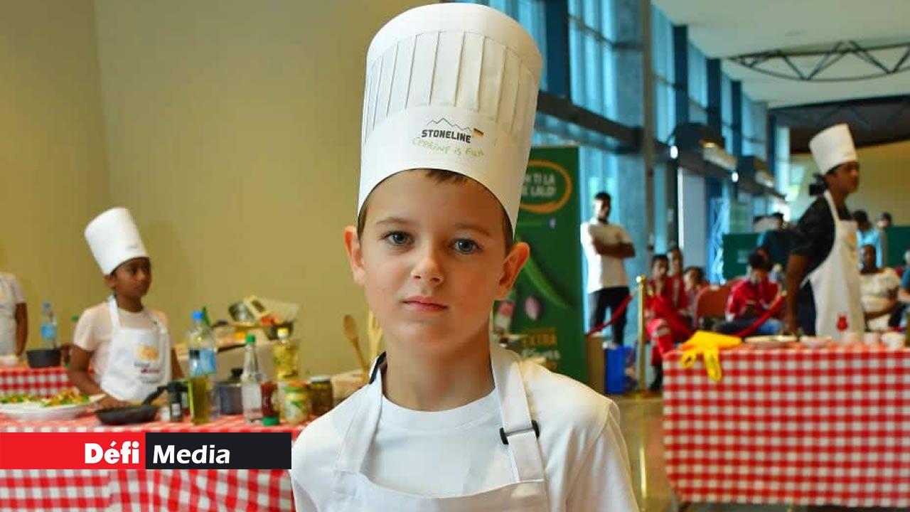 Léo fait preuve de créativité dans son plat.