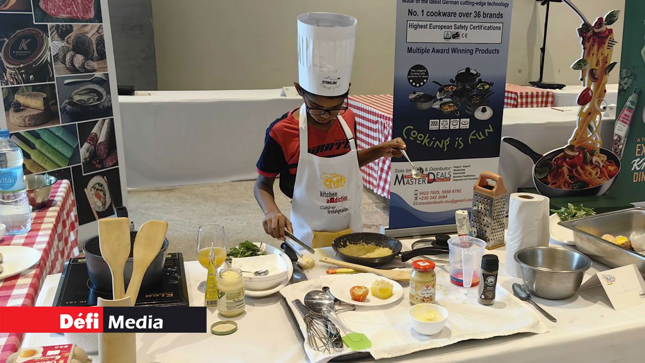 Shaan très concentré dans la préparation de son plat.